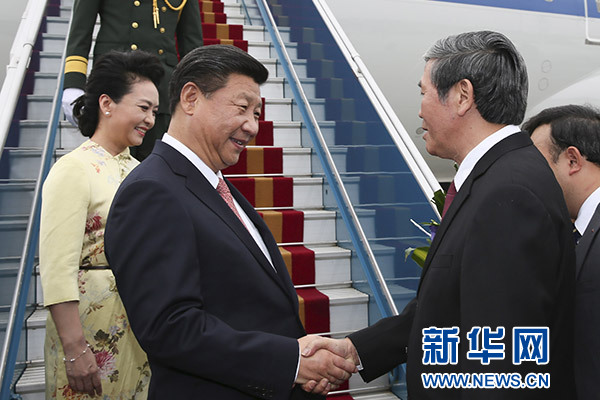 11月5日，中共中央總書(shū)記、國(guó)家主席習(xí)近平抵達(dá)越南首都河內(nèi)，開(kāi)始對(duì)越南進(jìn)行國(guó)事訪問(wèn)。這是越南高級(jí)官員到機(jī)場(chǎng)迎接習(xí)近平和夫人彭麗媛。新華社記者蘭紅光攝 