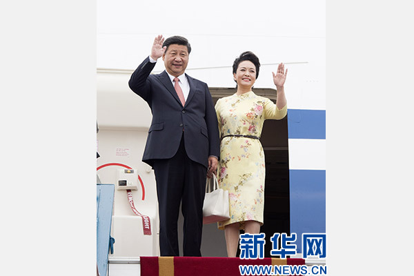 11月5日，中共中央總書(shū)記、國(guó)家主席習(xí)近平抵達(dá)越南首都河內(nèi)，開(kāi)始對(duì)越南進(jìn)行國(guó)事訪問(wèn)。這是習(xí)近平和夫人彭麗媛步出艙門向歡迎人群揮手致意。新華社記者 李學(xué)仁 攝