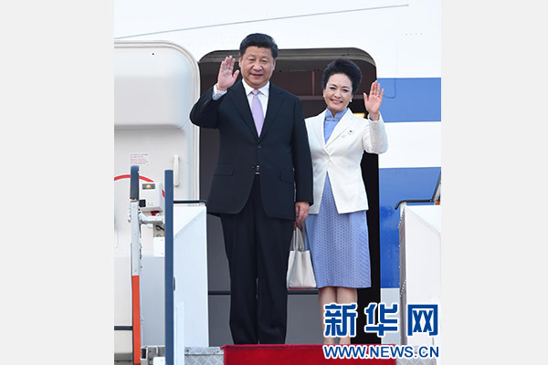 11月6日，國(guó)家主席習(xí)近平抵達(dá)新加坡，開始對(duì)新加坡進(jìn)行國(guó)事訪問(wèn)。這是習(xí)近平和夫人彭麗媛步出艙門。 新華社記者張鐸攝