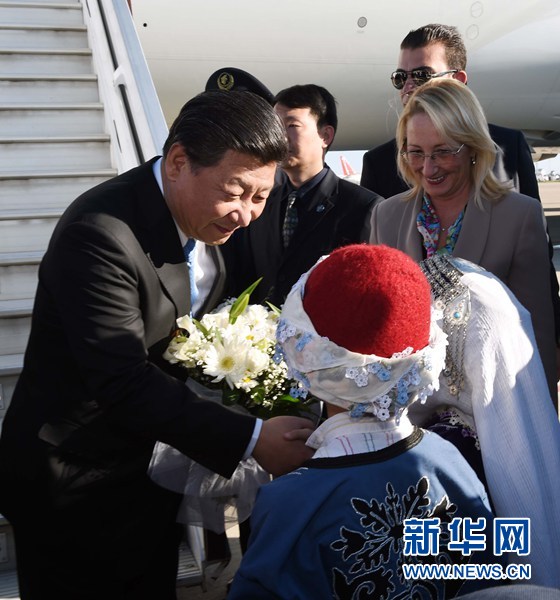 11月14日，國家主席習(xí)近平抵達(dá)土耳其安塔利亞，應(yīng)土耳其共和國總統(tǒng)埃爾多安邀請，出席二十國集團(tuán)領(lǐng)導(dǎo)人第十次峰會。這是土耳其兒童向習(xí)近平主席獻(xiàn)花。新華社記者 饒愛民 攝 