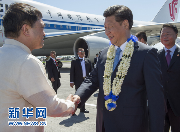 11月17日，國家主席習近平抵達菲律賓首都馬尼拉尼諾·阿基諾國際機場，出席即將舉行的亞太經(jīng)合組織第二十三次領(lǐng)導(dǎo)人非正式會議。菲律賓高級官員到機場迎接習近平主席。新華社記者李學仁攝