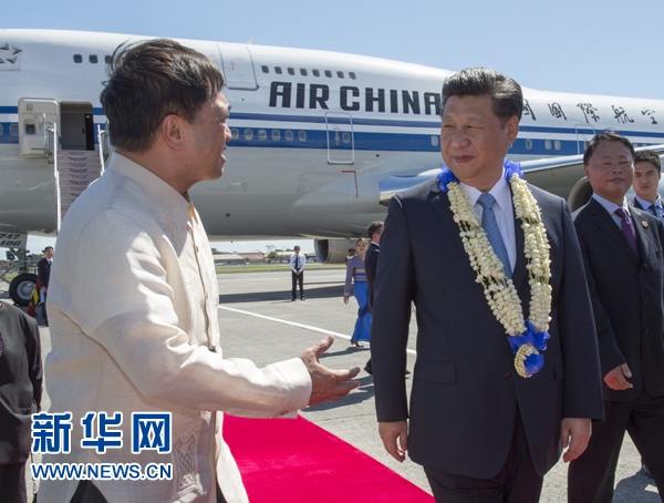 11月17日，國家主席習近平抵達菲律賓首都馬尼拉尼諾·阿基諾國際機場，出席即將舉行的亞太經(jīng)合組織第二十三次領(lǐng)導(dǎo)人非正式會議。菲律賓高級官員到機場迎接習近平主席。新華社記者李學仁攝