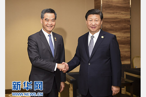 11月18日，國家主席習(xí)近平在菲律賓馬尼拉會見前來出席亞太經(jīng)合組織第二十三次領(lǐng)導(dǎo)人非正式會議的香港特別行政區(qū)行政長官梁振英。新華社記者謝環(huán)馳攝