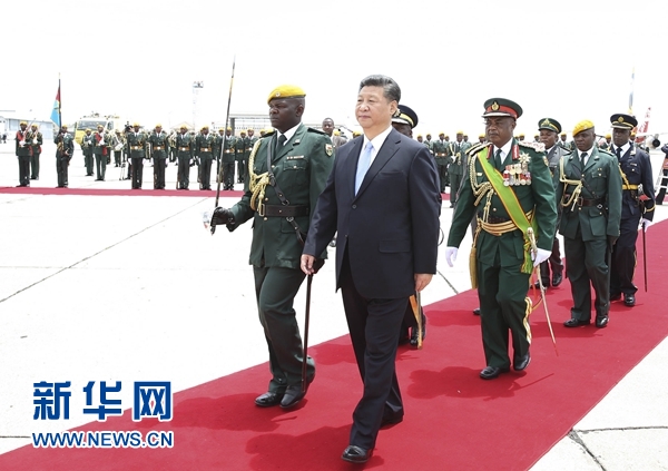 12月1日，中國國家主席習(xí)近平乘專機抵達津巴布韋首都哈拉雷，開始對津巴布韋進行國事訪問。津巴布韋總統(tǒng)穆加貝在機場舉行隆重歡迎儀式。這是習(xí)近平檢閱儀仗隊。新華社記者 黃敬文 攝 