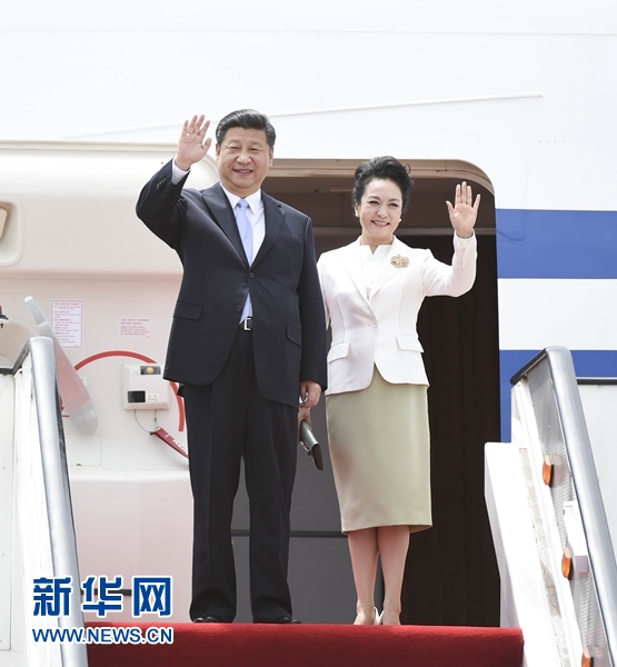 12月1日，中國國家主席習(xí)近平乘專機抵達津巴布韋首都哈拉雷，開始對津巴布韋進行國事訪問。津巴布韋總統(tǒng)穆加貝在機場舉行隆重歡迎儀式。這是習(xí)近平和夫人彭麗媛向歡迎人群揮手致意。新華社記者 謝環(huán)馳 攝 
