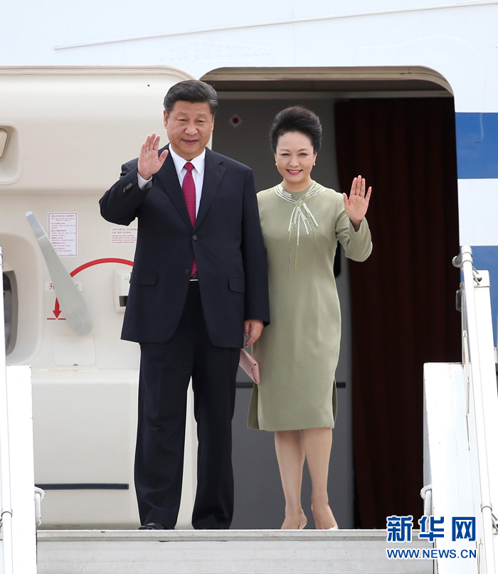 12月2日，國(guó)家主席習(xí)近平抵達(dá)南非首都比勒陀利亞，開(kāi)始對(duì)南非進(jìn)行國(guó)事訪問(wèn)。這是習(xí)近平和夫人彭麗媛向歡迎人群揮手致意。新華社記者龐興雷攝