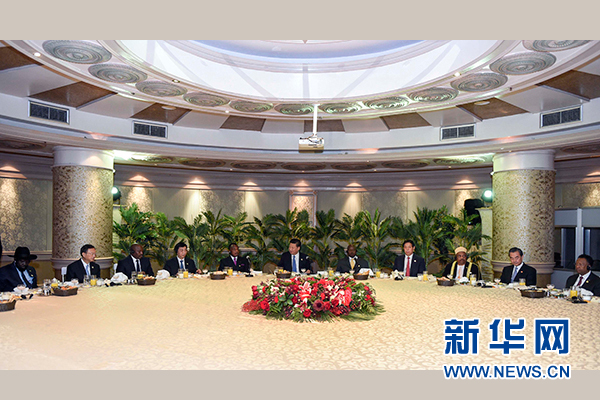 12月4日，國家主席習(xí)近平在約翰內(nèi)斯堡集體會見13位非洲國家領(lǐng)導(dǎo)人。 新華社記者 謝環(huán)馳 攝