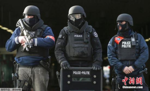 布魯塞爾全副武裝的警察。