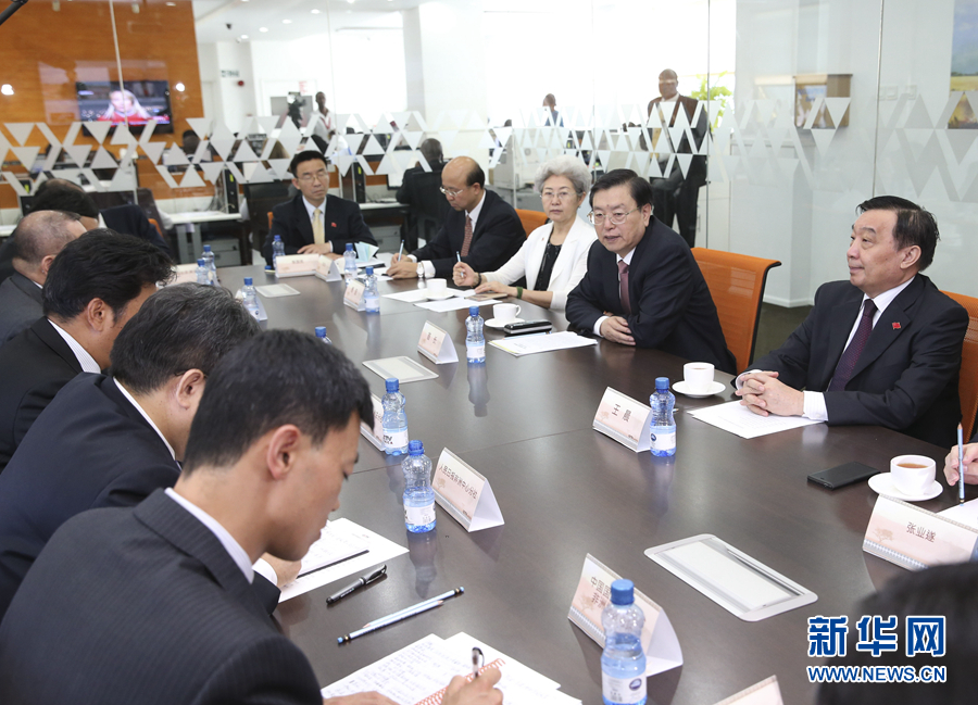 這是3月25日，張德江在肯尼亞首都內(nèi)羅畢考察中央電視臺非洲分臺并接見中央媒體駐非洲機構(gòu)負(fù)責(zé)人。 新華社記者馬占成攝
