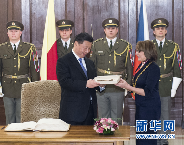 當(dāng)?shù)貢r(shí)間3月29日，國(guó)家主席習(xí)近平在捷克布拉格會(huì)見(jiàn)布拉格市長(zhǎng)科爾娜喬娃，并接受科爾娜喬娃代表該市贈(zèng)予的城市鑰匙。 新華社記者 王曄 攝