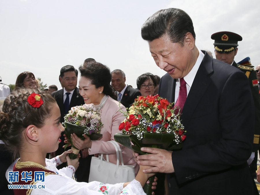  6月17日，國家主席習(xí)近平乘專機(jī)抵達(dá)貝爾格萊德，開始對(duì)塞爾維亞共和國進(jìn)行國事訪問。塞爾維亞少年兒童向習(xí)近平和夫人彭麗媛獻(xiàn)上鮮花。新華社記者 蘭紅光 攝 