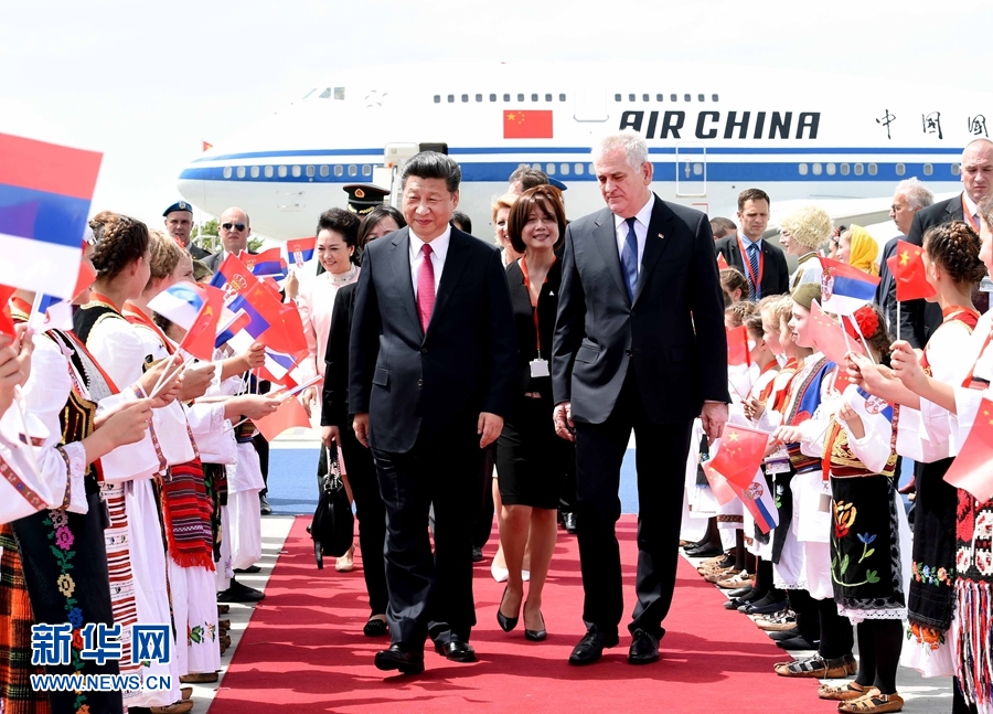 6月17日，國家主席習(xí)近平乘專機(jī)抵達(dá)貝爾格萊德，開始對(duì)塞爾維亞共和國進(jìn)行國事訪問。習(xí)近平和夫人彭麗媛在機(jī)場受到塞爾維亞總統(tǒng)尼科利奇夫婦的熱情迎接。新華社記者 饒愛民 攝