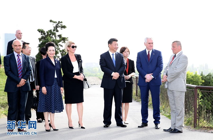 6月17日，中國國家主席習近平和夫人彭麗媛在塞爾維亞總統(tǒng)尼科利奇夫婦陪同下參觀具有悠久歷史的貝爾格萊德卡萊梅格丹公園。 新華社記者 馬占成 攝