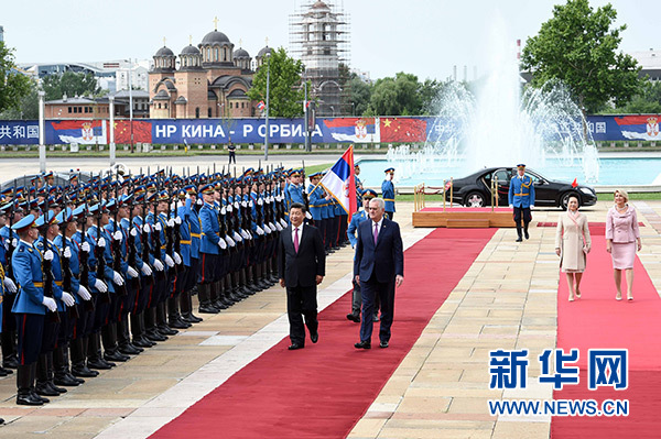 6月18日，國家主席習(xí)近平出席塞爾維亞總統(tǒng)尼科利奇在貝爾格萊德舉行的隆重歡迎儀式。 新華社記者饒愛民攝