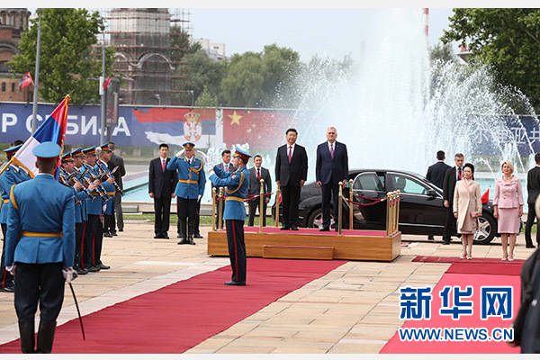  6月18日，國家主席習(xí)近平出席塞爾維亞總統(tǒng)尼科利奇在貝爾格萊德舉行的隆重歡迎儀式。 新華社記者馬占成攝