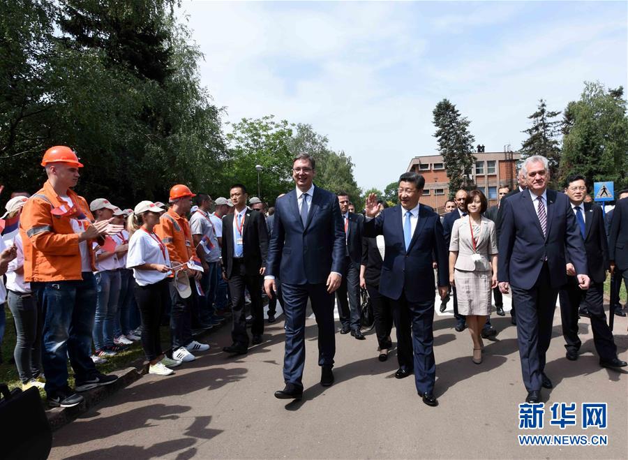 6月19日上午，國家主席習近平在貝爾格萊德參觀河鋼集團塞爾維亞斯梅代雷沃鋼廠。習近平抵達時，塞爾維亞總統(tǒng)尼科利奇、總理武契奇在停車處熱情迎接。鋼廠工人和家屬、當?shù)厥忻駭?shù)千人夾道歡迎。新華社記者 饒愛民 攝