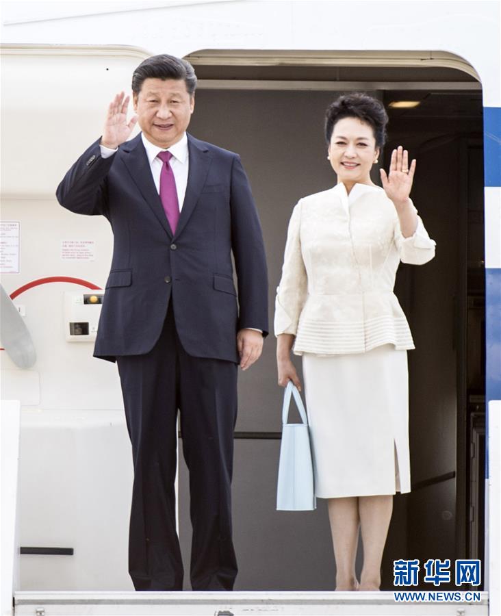 6月19日，國家主席習近平抵達華沙，開始對波蘭共和國進行國事訪問。這是習近平和夫人彭麗媛步出艙門。 新華社記者 謝環(huán)馳 攝 