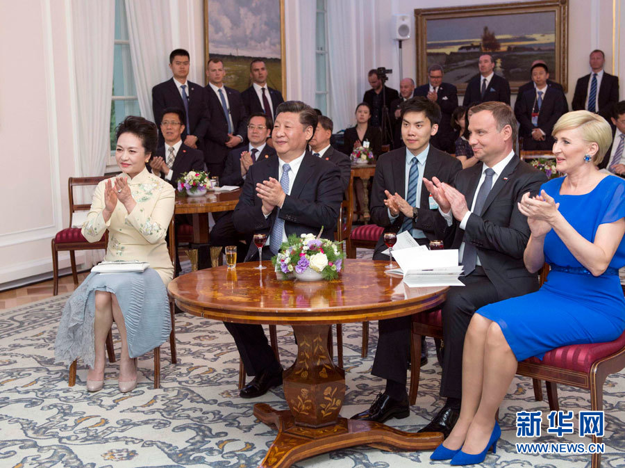 6月19日，國(guó)家主席習(xí)近平和夫人彭麗媛下午抵達(dá)波蘭首都華沙，當(dāng)晚即應(yīng)邀來到貝爾維德宮做客。這是習(xí)近平和彭麗媛同杜達(dá)夫婦共同欣賞波蘭馬佐夫舍民族歌舞團(tuán)的精彩演出。新華社記者 謝環(huán)馳 攝 