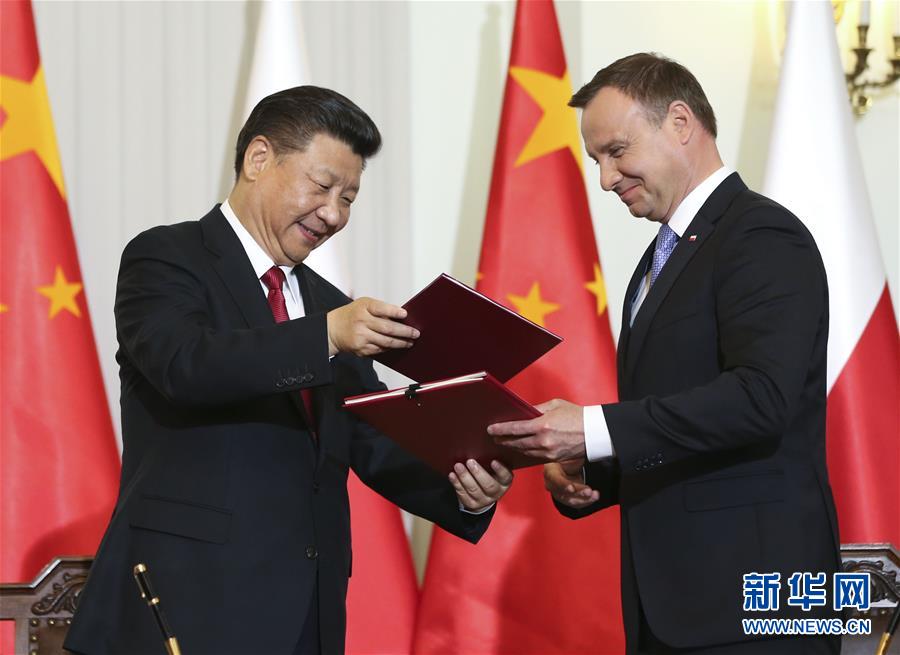 6月20日，國(guó)家主席習(xí)近平在華沙同波蘭總統(tǒng)杜達(dá)舉行會(huì)談。這是會(huì)談后，兩國(guó)元首共同簽署《中華人民共和國(guó)和波蘭共和國(guó)關(guān)于建立全面戰(zhàn)略伙伴關(guān)系的聯(lián)合聲明》。新華社記者蘭紅光攝