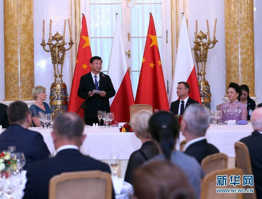 6月20日，國(guó)家主席習(xí)近平出席波蘭總統(tǒng)杜達(dá)在華沙王宮舉行的盛大歡迎晚宴。 新華社記者 劉衛(wèi)兵 攝