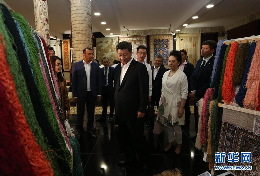 6月21日下午，正在對(duì)烏茲別克斯坦進(jìn)行國事訪問的國家主席習(xí)近平在烏茲別克斯坦總理米爾濟(jì)約耶夫陪同下，來到布哈拉古城參觀這座被稱為“絲綢之路活化石”的歷史文化名城。這是習(xí)近平和夫人彭麗媛參觀一家地毯和絲綢作坊。新華社記者蘭紅光攝