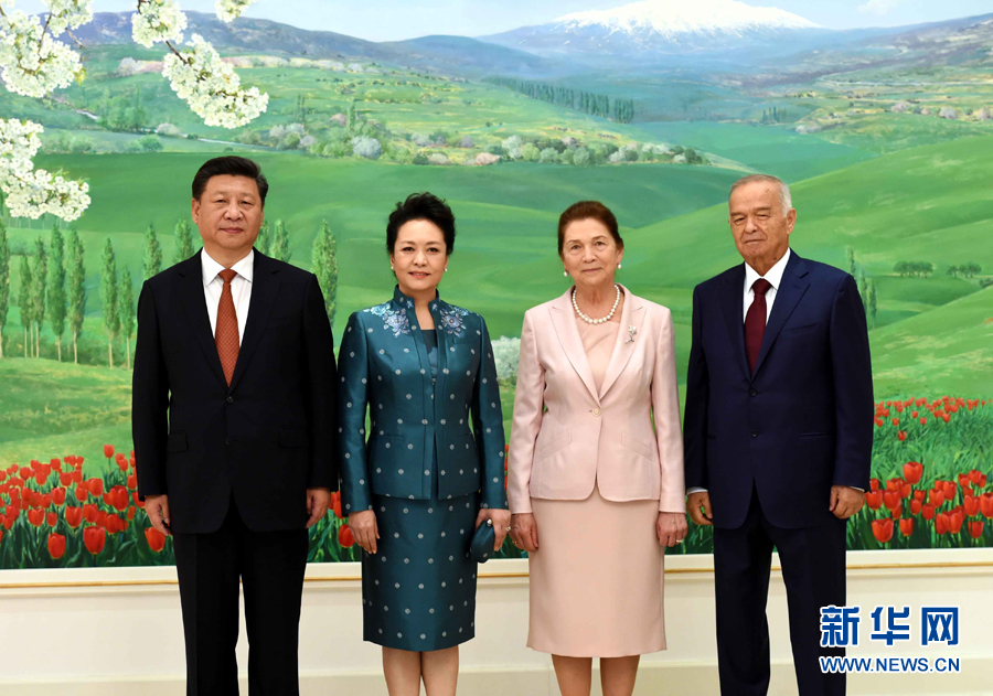 6月22日，國家主席習(xí)近平在塔什干庫克薩萊國賓館同烏茲別克斯坦總統(tǒng)卡里莫夫舉行會(huì)談。會(huì)談前，習(xí)近平出席卡里莫夫舉行的歡迎儀式。習(xí)近平和夫人彭麗媛受到卡里莫夫和夫人卡里莫娃熱情迎接。新華社記者饒愛民攝