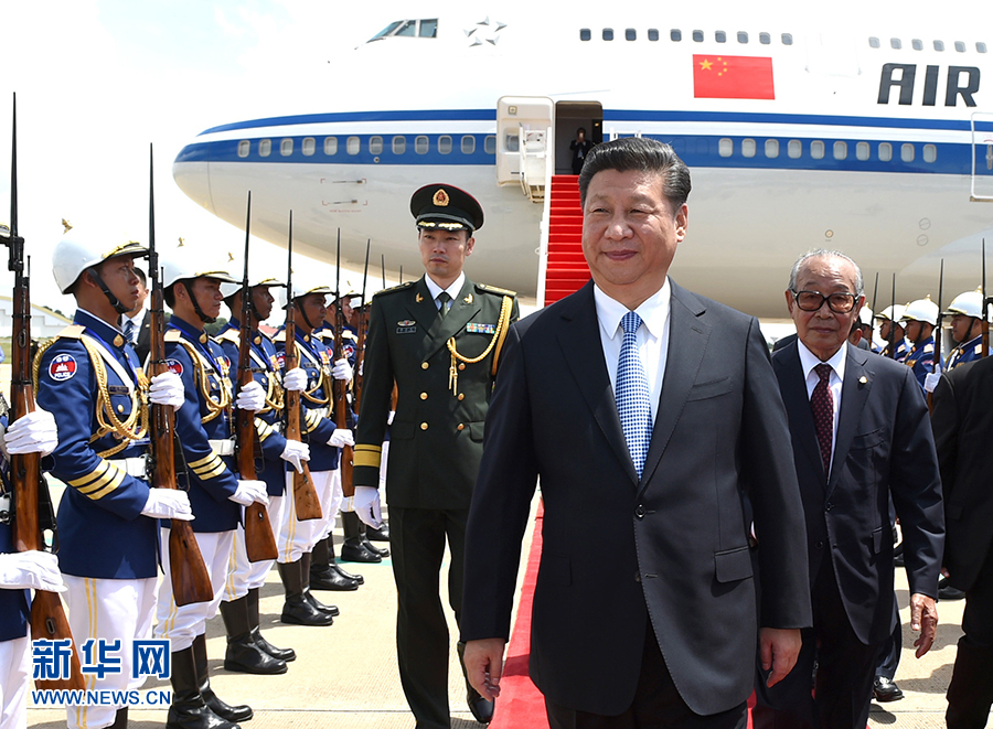 10月13日，國家主席習(xí)近平乘專機(jī)抵達(dá)金邊國際機(jī)場，開始對(duì)柬埔寨王國進(jìn)行國事訪問。柬埔寨副首相兼王宮事務(wù)大臣貢桑奧親王和夏卡朋親王、阿倫公主等在舷梯旁熱情迎接習(xí)近平主席。新華社記者　謝環(huán)馳　攝