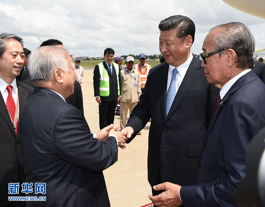 10月13日，國家主席習(xí)近平乘專機(jī)抵達(dá)金邊國際機(jī)場，開始對(duì)柬埔寨王國進(jìn)行國事訪問。柬埔寨副首相兼王宮事務(wù)大臣貢桑奧親王和夏卡朋親王、阿倫公主等在舷梯旁熱情迎接習(xí)近平主席。新華社記者　謝環(huán)馳　攝