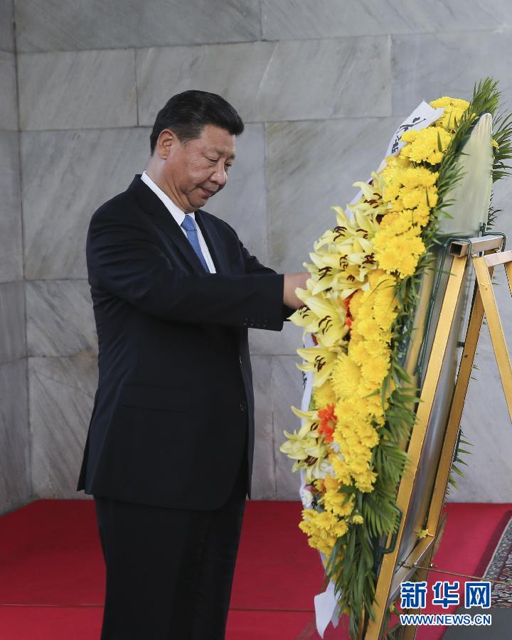 10月13日，國(guó)家主席習(xí)近平在金邊同柬埔寨首相洪森舉行會(huì)談。會(huì)談前，習(xí)近平向柬埔寨獨(dú)立紀(jì)念碑獻(xiàn)花圈。 新華社記者丁林?jǐn)z 