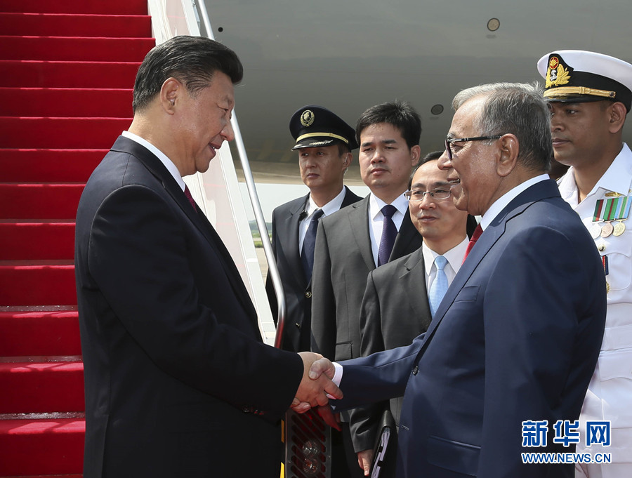 10月14日，國(guó)家主席習(xí)近平抵達(dá)達(dá)卡，開始對(duì)孟加拉人民共和國(guó)進(jìn)行國(guó)事訪問。這是孟加拉國(guó)總統(tǒng)哈米德在舷梯旁迎接習(xí)近平主席。 新華社記者蘭紅光 攝
