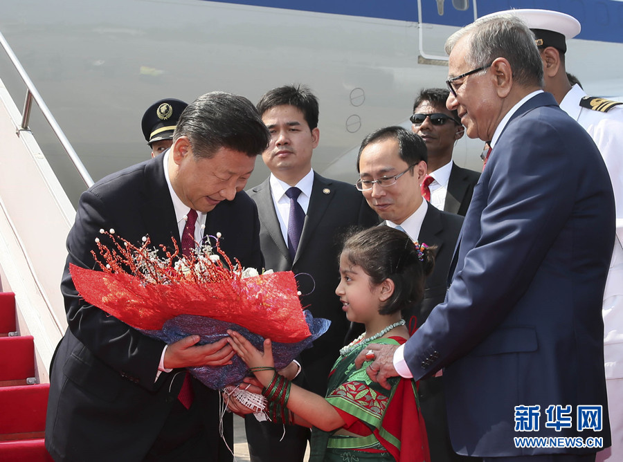 10月14日，國(guó)家主席習(xí)近平抵達(dá)達(dá)卡，開始對(duì)孟加拉人民共和國(guó)進(jìn)行國(guó)事訪問。這是習(xí)近平接受孟加拉國(guó)兒童獻(xiàn)花。 新華社記者 蘭紅光 攝