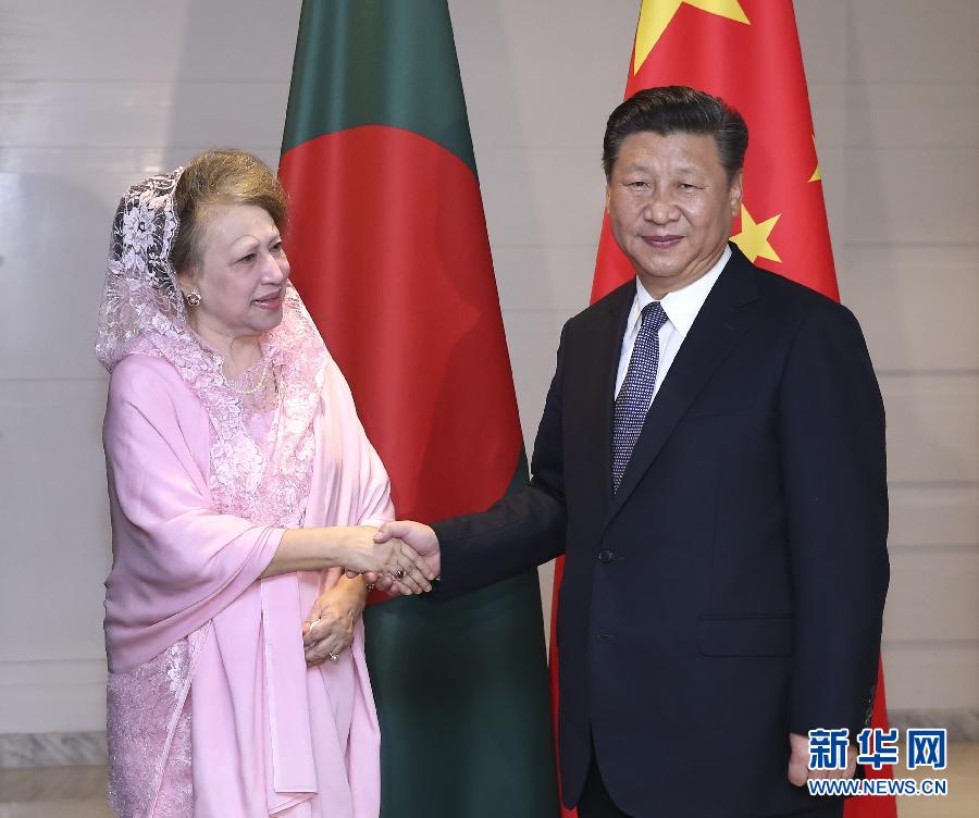 10月14日，國(guó)家主席習(xí)近平在達(dá)卡會(huì)見孟加拉國(guó)民族主義黨主席卡莉達(dá)·齊亞。  新華社記者龐興雷攝 