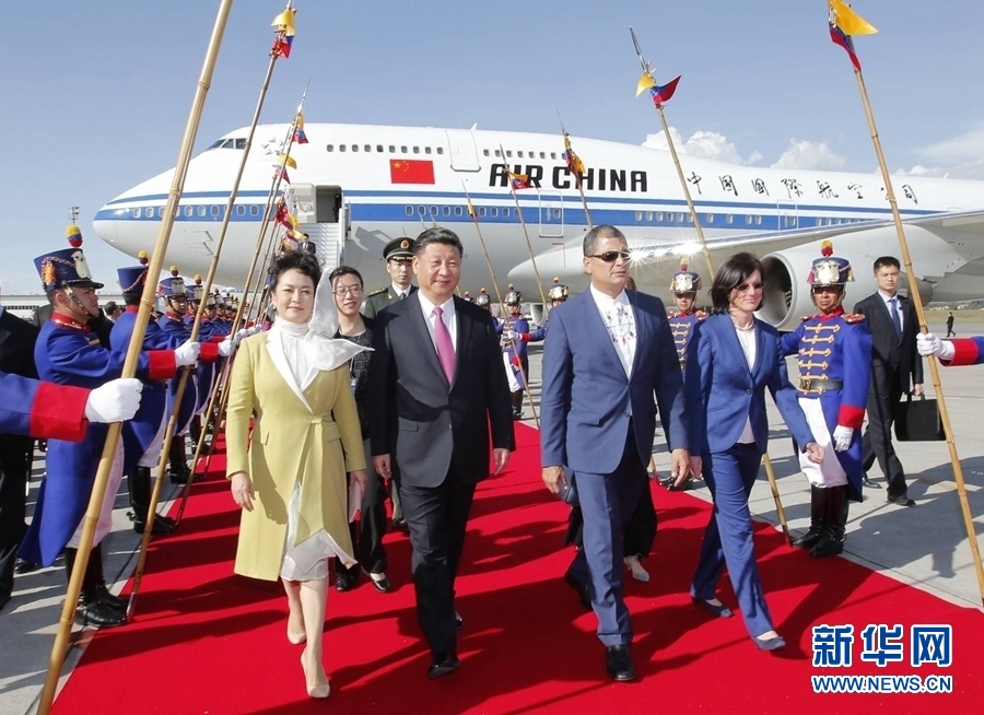 當(dāng)?shù)貢r間11月17日，國家主席習(xí)近平乘專機抵達(dá)基多，開始對厄瓜多爾共和國進(jìn)行國事訪問。厄瓜多爾總統(tǒng)科雷亞和夫人馬勒布等在機場熱情迎接習(xí)近平和夫人彭麗媛。新華社記者 鞠鵬 攝 