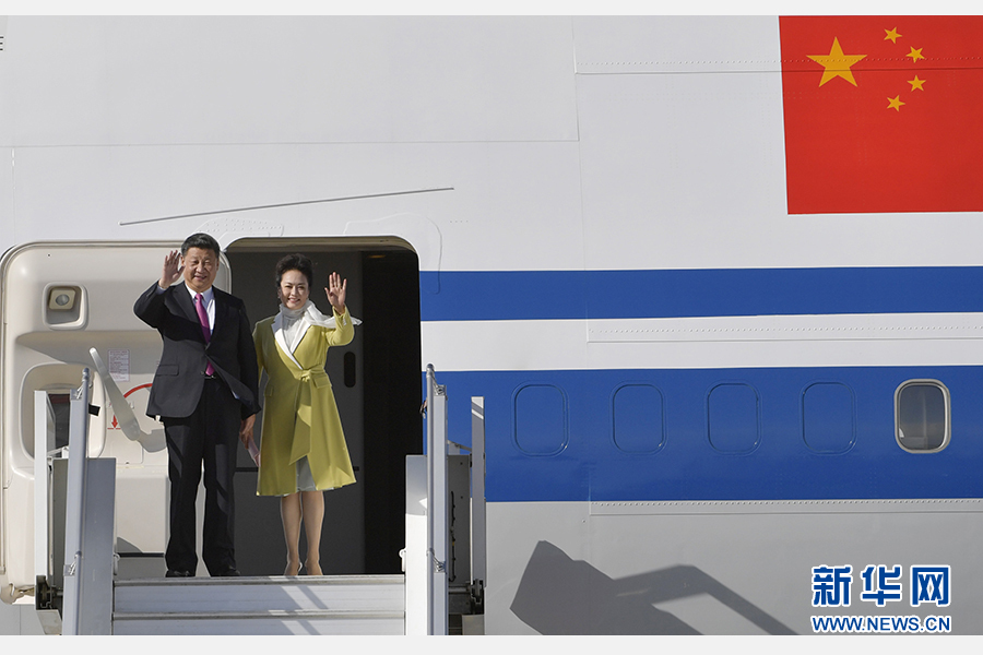 當(dāng)?shù)貢r間11月17日，國家主席習(xí)近平乘專機抵達(dá)基多，開始對厄瓜多爾共和國進(jìn)行國事訪問。這是習(xí)近平與夫人彭麗媛向歡迎人群揮手致意。新華社記者 王曄 攝 