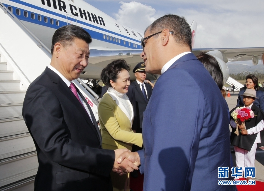 當(dāng)?shù)貢r間11月17日，國家主席習(xí)近平乘專機抵達(dá)基多，開始對厄瓜多爾共和國進(jìn)行國事訪問。厄瓜多爾總統(tǒng)科雷亞和夫人馬勒布等在舷梯旁熱情迎接習(xí)近平和夫人彭麗媛。新華社記者 鞠鵬 攝