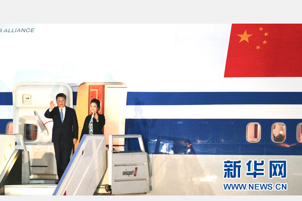 當?shù)貢r間11月18日，國家主席習近平抵達利馬，出席亞太經合組織第二十四次領導人非正式會議并對秘魯共和國進行國事訪問。習近平和夫人彭麗媛受到秘魯副總統(tǒng)阿勞斯等熱情迎接。新華社記者 丁林 攝
