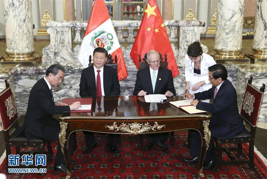 11月21日，國(guó)家主席習(xí)近平在利馬同秘魯總統(tǒng)庫(kù)琴斯基舉行會(huì)談。會(huì)談后，兩國(guó)元首見證《中華人民共和國(guó)政府與秘魯共和國(guó)政府2016年至2021年共同行動(dòng)計(jì)劃》等文件的簽署。新華社記者 龐興雷 攝