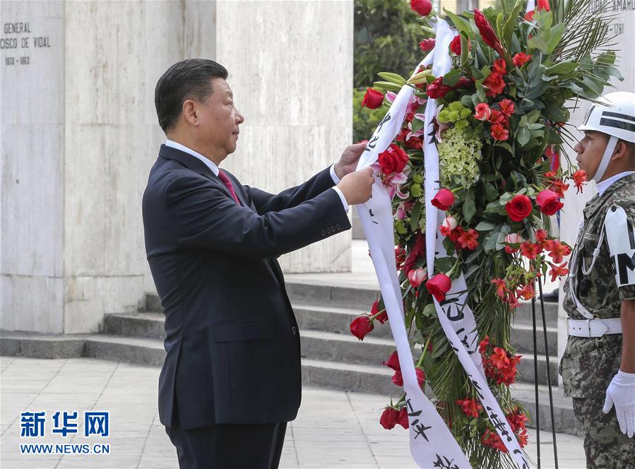 11月21日，國(guó)家主席習(xí)近平在利馬同秘魯總統(tǒng)庫(kù)琴斯基舉行會(huì)談。會(huì)談前，在庫(kù)琴斯基夫婦陪同下，習(xí)近平和彭麗媛向秘魯獨(dú)立先驅(qū)紀(jì)念碑敬獻(xiàn)花圈。新華社記者 丁林 攝