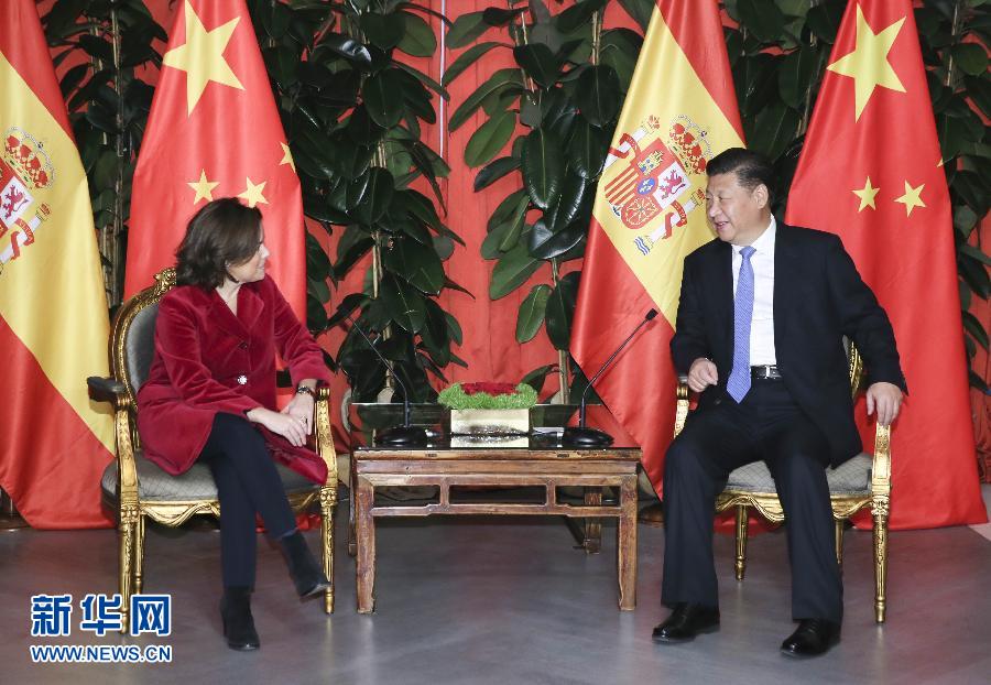 11月24日，國家主席習近平在西班牙大加那利島會見西班牙副首相薩恩斯。 新華社記者 蘭紅光 攝