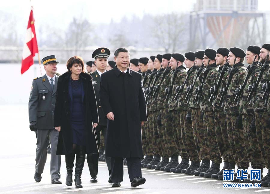 1月15日，國家主席習(xí)近平乘專機(jī)抵達(dá)蘇黎世，開始對(duì)瑞士聯(lián)邦進(jìn)行國事訪問。 這是習(xí)近平在瑞士聯(lián)邦主席洛伊特哈德陪同下檢閱儀仗隊(duì)。新華社記者 蘭紅光 攝