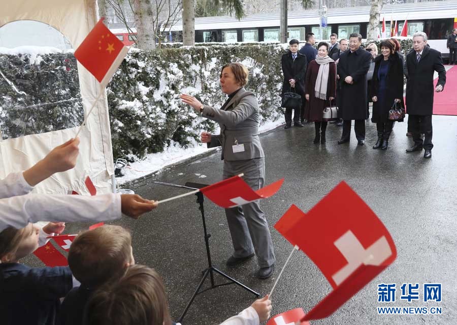 這是習(xí)近平和夫人彭麗媛在伯爾尼克爾薩茨火車站觀看瑞士童聲合唱團(tuán)表演。 新華社記者 蘭紅光 攝