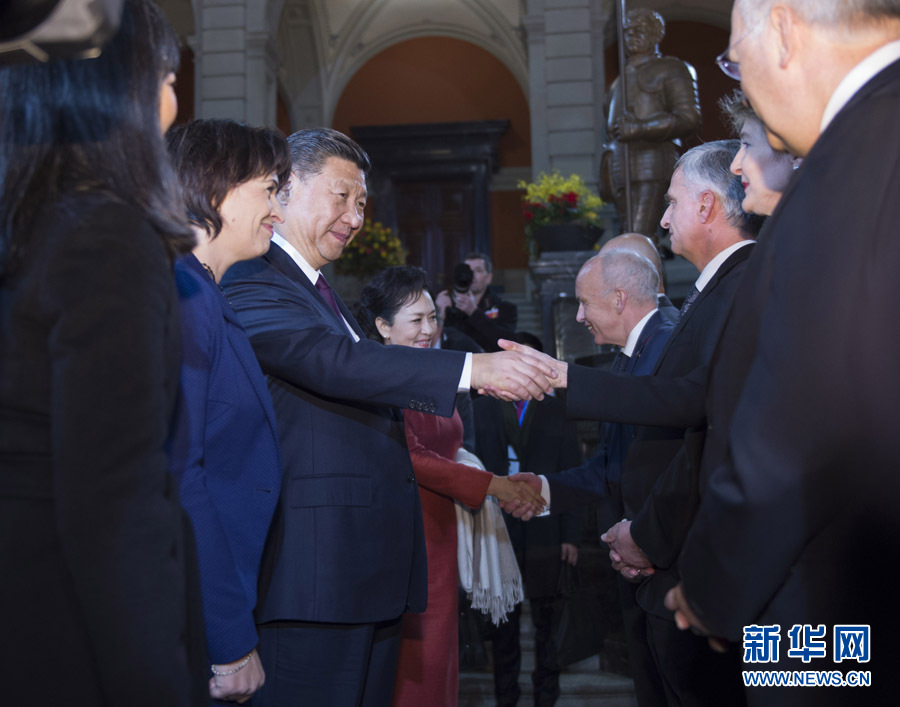 1月15日，國家主席習(xí)近平在伯爾尼出席瑞士聯(lián)邦委員會全體委員集體舉行的迎接儀式并致辭。 新華社記者 謝環(huán)馳 攝