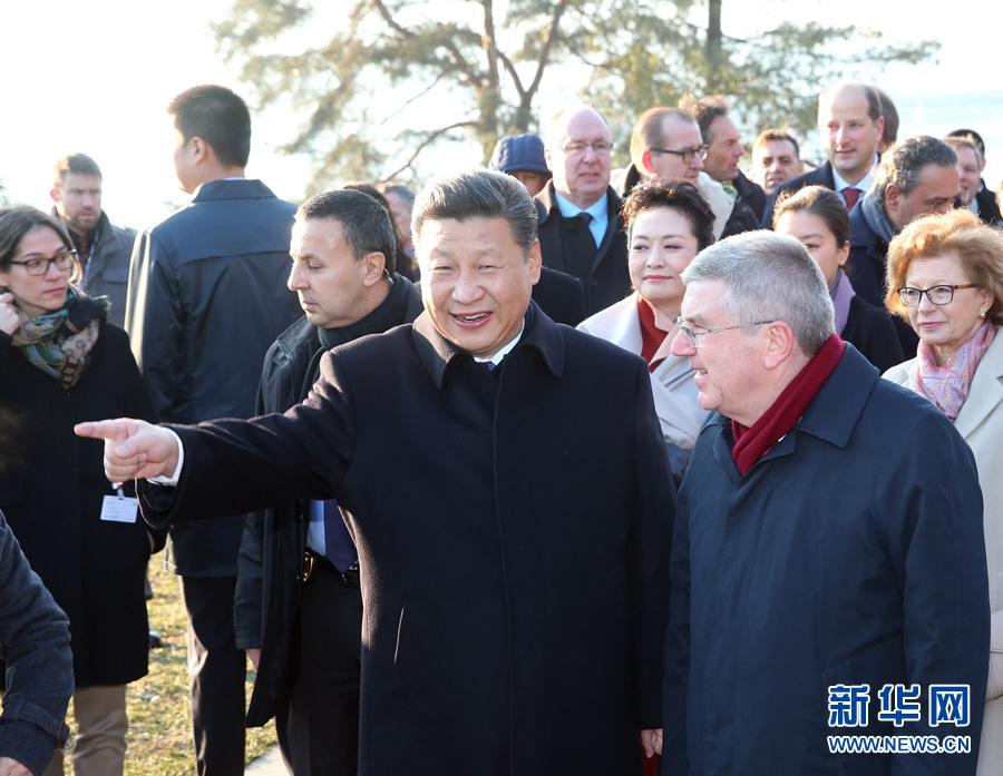 1月18日，國(guó)家主席習(xí)近平在瑞士洛桑國(guó)際奧林匹克博物館會(huì)見(jiàn)國(guó)際奧林匹克委員會(huì)主席巴赫。這是會(huì)見(jiàn)后，習(xí)近平和夫人彭麗媛在巴赫主席夫婦陪同下，參觀國(guó)際奧林匹克博物館。新華社記者 姚大偉 攝