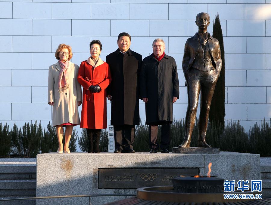1月18日，國(guó)家主席習(xí)近平在瑞士洛桑國(guó)際奧林匹克博物館會(huì)見(jiàn)國(guó)際奧林匹克委員會(huì)主席巴赫。這是習(xí)近平和夫人彭麗媛與巴赫夫婦在現(xiàn)代奧林匹克運(yùn)動(dòng)發(fā)起人顧拜旦雕像前合影。新華社記者 姚大偉 攝