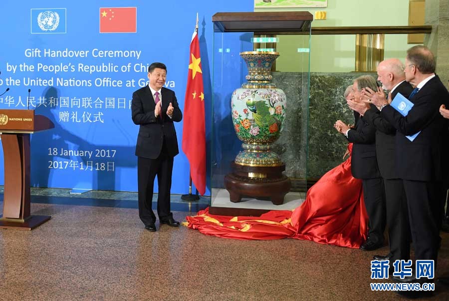1月18日，國家主席習(xí)近平在瑞士日內(nèi)瓦萬國宮出席“共商共筑人類命運(yùn)共同體”高級別會議，并發(fā)表題為《共同構(gòu)建人類命運(yùn)共同體》的主旨演講。這是會議結(jié)束后，習(xí)近平出席中國向聯(lián)合國日內(nèi)瓦總部贈(zèng)禮儀式。新華社記者 張鐸 攝