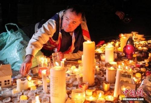 3月23日晚，倫敦民眾在市中心的特拉法加廣場舉行燭光集會(huì)，悼念此前一天發(fā)生在英國議會(huì)大廈附近的恐怖襲擊事件遇難者。 <a target='_blank' ><p  align=