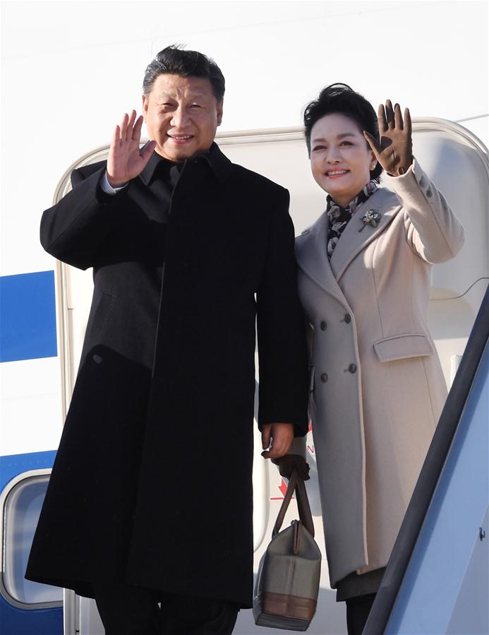 4月4日，國家主席習(xí)近平乘專機(jī)抵達(dá)赫爾辛基，開始對芬蘭共和國進(jìn)行國事訪問。這是習(xí)近平和夫人彭麗媛步出艙門。 新華社記者 饒愛民 攝 