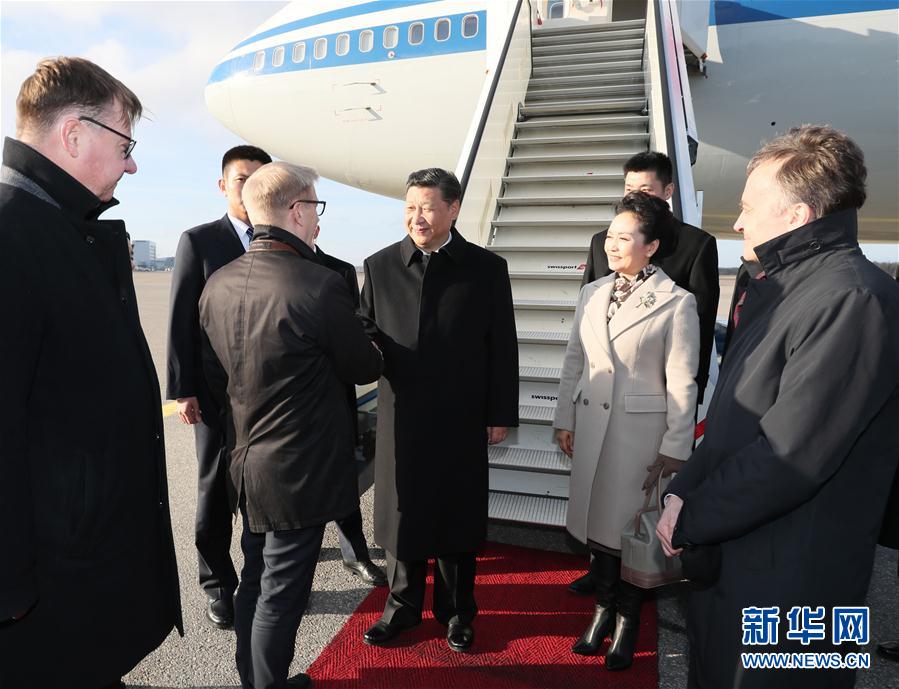 4月4日，國家主席習(xí)近平乘專機(jī)抵達(dá)赫爾辛基，開始對芬蘭共和國進(jìn)行國事訪問。這是芬蘭政府代表、農(nóng)業(yè)與環(huán)境部長蒂利凱寧等在舷梯旁熱情迎接習(xí)近平和夫人彭麗媛。新華社記者 蘭紅光 攝 
