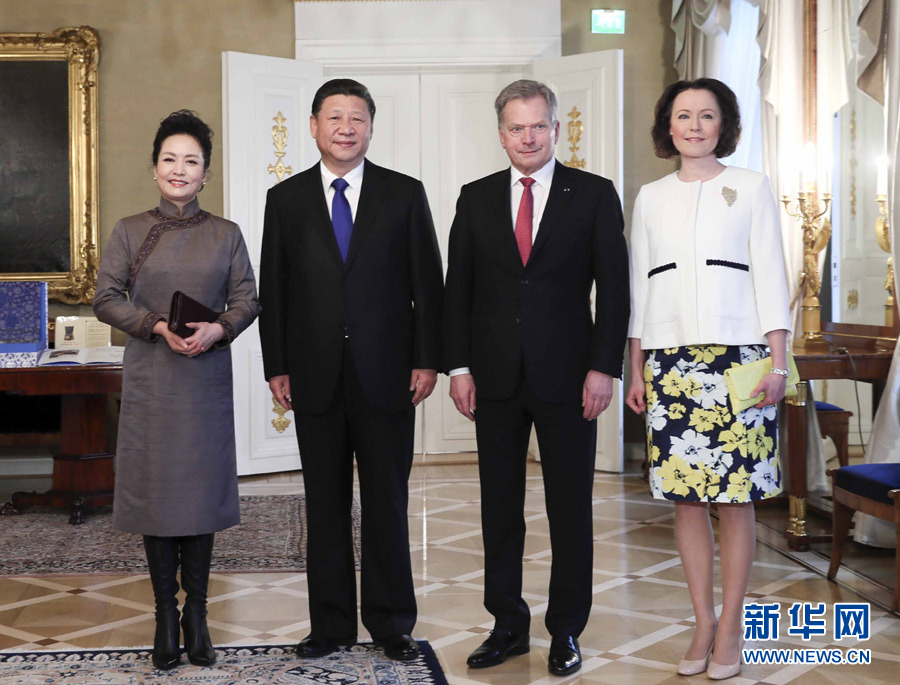 4月5日，國(guó)家主席習(xí)近平在赫爾辛基同芬蘭總統(tǒng)尼尼斯托舉行會(huì)談。會(huì)談前，習(xí)近平出席尼尼斯托在總統(tǒng)府庭院舉行的隆重歡迎儀式。這是歡迎儀式后，習(xí)近平和夫人彭麗媛同尼尼斯托和夫人豪吉?dú)W合影留念。新華社記者 蘭紅光 攝