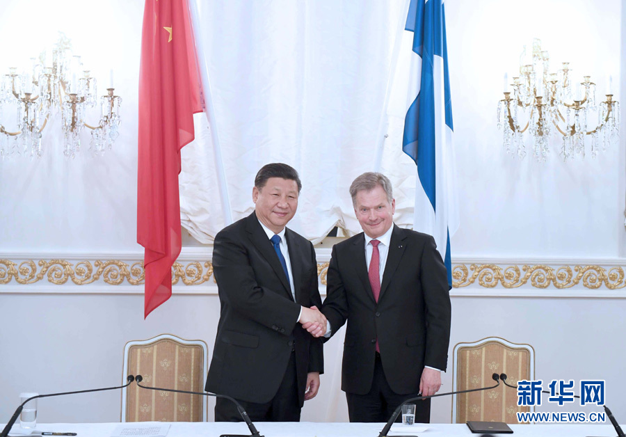 4月5日，國(guó)家主席習(xí)近平在赫爾辛基同芬蘭總統(tǒng)尼尼斯托舉行會(huì)談。這是會(huì)談后，兩國(guó)元首共同會(huì)見記者。 新華社記者 張鐸 攝 